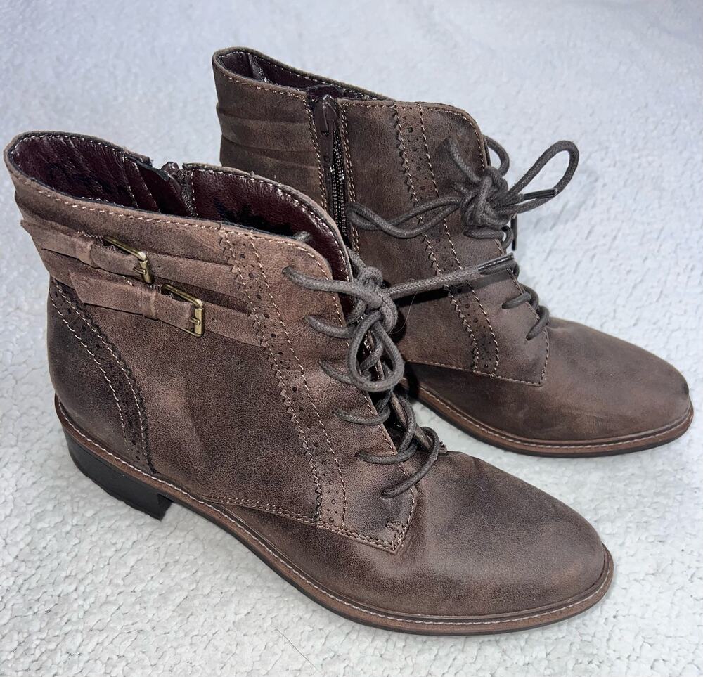 CLIFFS By White Mountain Elibeth Stacked Heel Lace-Up Ankle Bootie - size 9.5